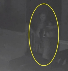 La-camara-de-vigilancia-de-la-casa-filmo-a-un-payaso-fantasma2.jpg