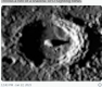 Una-torre-muy-alta-en-el-centro-de-un-crater-en-la-Luna.jpg