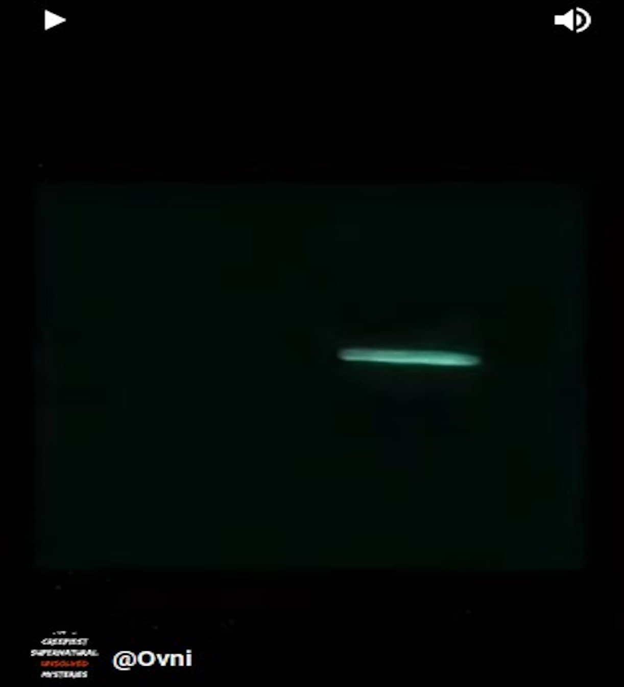 Imagenes de Ovni en forma de tubo que grabado por una camara vision noturna