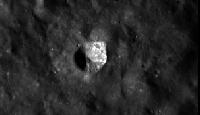 Un monolito cuadrado de origen desconocido en la Luna